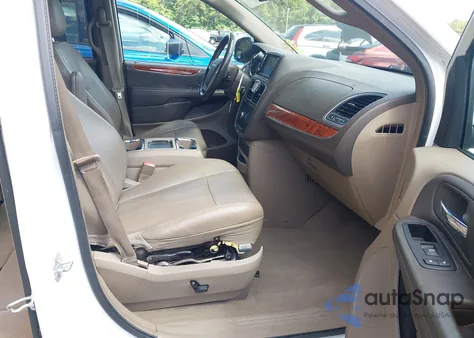 2015 Chrysler Town & Country Touring-L z USA, uszkodzony, nr VIN 2C4RC1CG2FR539750